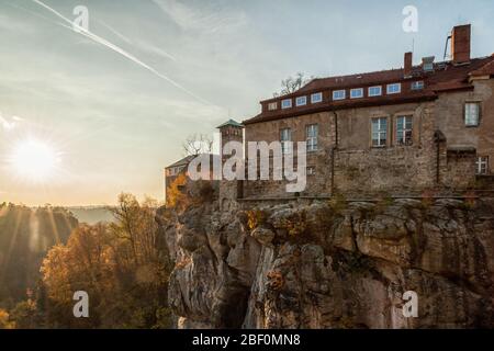 La città di Hohnstein nelle montagne di arenaria dell'Elba Foto Stock