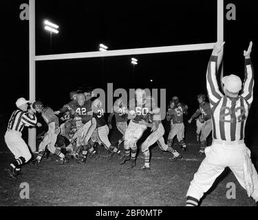 1950 NOTTE 9/16/1950 PRIMO GIOCO DI CALCIO NFL PHILADELPHIA EAGLES VS CLEVELAND BROWNS OTTO GRAHAM PUNTEGGIO TD PHILADELPHIA PA USA - F683 HAR001 HARS ATLETICA COPY SPAZIO A TUTTA LUNGHEZZA PERSONE ISPIRAZIONE MASCHI ATLETICA PROFESSIONE INTRATTENIMENTO NUMERI GIOCATORI B&W SUCCESSO GRANDANGOLO ABILITÀ OCCUPAZIONE ABILITÀ UMPIRE VITTORIA AQULES CARRIERA ECCITAZIONE PA OCCUPAZIONI UNIFORMI SPORT PROFESSIONALI CLEVELAND CONNECTION GOL POST VS ATLETI PUNTEGGIO TOUCHDOWN FOOTBALLS MID-ADULT MID-ADULT MAN PRO TOGETHERNESS VS. GIOVANE ADULTO UOMO AMERICANO CALCIO NERO E BIANCO HAR001 VECCHIO STILE Foto Stock