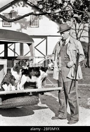 1930 UOMO NEL TIRO GILET SHOTGUN SOTTO IL SUO BRACCIO E 2 SPRINGER SPANIEL CANI SUL RETRO DI 1938 PLYMOUTH LEGNO BODIED STAZIONE CARRO - G3126 HAR001 HARS STILE DI VITA FIENILE RURALE HOME VITA LUSSO COPIA SPAZIO AMICIZIA A TUTTA LUNGHEZZA PERSONE UOMO CACCIATORE FIDUCIA TRASPORTO GIUBBOTTO B&W ABILITÀ ATTIVITÀ DIVERTIMENTO PLYMOUTH MAMMIFERI AVVENTURA IL SUO HOBBY TEMPO LIBERO PANTALONI INTERESSE E AUTOS CANINES HOBBY CONOSCENZA TEMPO LIBERO PIACERE SPRINGER POOCH WOODIE STAZIONE WAGON 1938 AUTOMOBILI VEICOLI ELEGANTI UCCELLI CANI CANINE ARMI DA FUOCO MAMMIFERO MID-ADULTO MID-ADULTO UOMO RELAX INSIEME Foto Stock