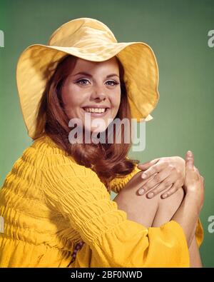 1960 ANNI '70 SORRIDENTE GIOVANE DONNA CHE INDOSSA GIALLO FLOPPY BRIM CAPPELLO E BLOUSE GUARDANDO LA MACCHINA FOTOGRAFICA - KG3428 HAR001 HARS HOME VITA COPIA SPAZIO METÀ LUNGHEZZA ADOLESCENTE RAGAZZA TRENDY FIDUCIA OCCHIO CONTATTO BRUNETTE FELICITÀ TESTA E SPALLE STILI E PERLINE BLUSA FIORE BAMBINO SORRIDE FAD ELEGANTE ADOLESCENTE FLOPPY MODE GIOVANI PERSONE ADULTI GIOVANE ADULTA DONNA SPOSA CAUCASICA ETNIA HAR001 VECCHIO STILE Foto Stock