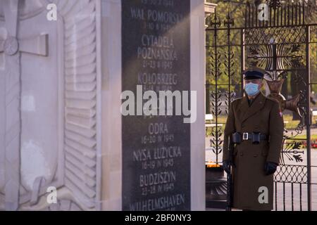 Soldati con maschere facciali alla Tomba del Milite Ignoto di Varsavia, Polonia, durante lo scoppio del COVID-19 Foto Stock