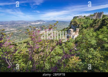 Torretta Pepoli - piccolo castello costruito nel 1870 dal conte Agostino Pepoli nella città di Erice in Sicilia, con vista sul Castello di Venere sullo sfondo Foto Stock