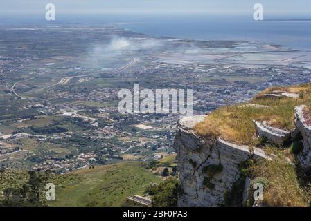 Veduta aerea dalla città di Erice con Saline di Trapani - saline e riserva naturale in provincia di Trapani in Sicilia, Italia meridionale Foto Stock