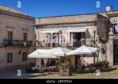 Ristorante nuovo Edelweiss in Piazza della Loggia - piccola piazza nel centro storico di Erice sul Monte Erice in provincia di Trapani in Sicilia Foto Stock