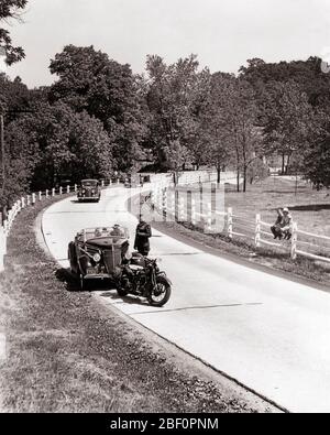 1930 ANNI 1940 DUE RAGAZZI CHE GUARDANO TRAFFICO MOTO POLIZIOTTO DANDO IL BIGLIETTO DI VELOCITÀ AL CONDUCENTE HA TIRATO OLTRE - M4763 HAR001 HARS DARE GIOVANE VEICOLO LIFESTYLE VELOCITÀ DONNE BIGLIETTO RURALE COPIA SPAZIO MEZZA LUNGHEZZA AUTOSTRADA SIGNORE PERSONE AUTOMOBILE MASCHI UFFICIALE TRASPORTO B&W TRISTEZZA COP PROTEGGERE E SERVIRE ESTATE ALTA ANGOLAZIONE AUTOS ECCITAZIONE AUTHORITY OCCUPATIONS VELOCITÀ UNIFORMI AUTOMOBILI TIRATE VEICOLI UFFICIALI POLIZIOTTI COOPERAZIONE POLIZIOTTI GIOVANI STRADE BADGE BADGE BADGE BIANCO E NERO ETNIA CAUCASICA HAR001 VECCHIO STILE Foto Stock