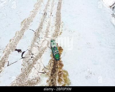 Aprile 2020 - Tsenovets. Il lavoro di rompighiaccio durante la deriva del ghiaccio. Alluvione di primavera in Russia. Russia, regione di Arkhangelsk Foto Stock