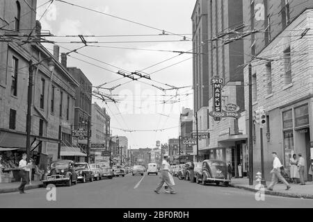 1950 NEGOZI E PEDONI SU BEALE STREET OVERHEAD FILI ELETTRICI PER TRAM SENZA BINARI AUTOBUS MEMPHIS TENNESSEE STATI UNITI - R14006 LAN001 HARS OVERHEAD STORIA FEMMINE FILI STATI UNITI COPIA SPAZIO A LUNGHEZZA INTERA SIGNORE PERSONE NEGOZI STATI UNITI D'AMERICA AUTOMOBILI MASCHI PEDONI TRASPORTO B&W NORD AMERICA SHOPPER NORTH AMERICA ACQUIRENTI AFRO-AMERICANI AFRO-AMERICANO E AUTOS ESTERNI PROGRESSO NERO ETNIA INNOVAZIONE SOUTHERN STORES MEMPHIS MOTO BLUR AUTOMOBILI CITTÀ ELEGANTI VARI VEICOLI BEALE VARIO COMMERCIO STREET SCENA TENNESSEE BUSINESS BIANCO E NERO Foto Stock