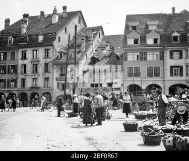 1920 PEDONI CICLISTI ACQUIRENTI VENDITORI NEL LAGO THUN MERCATO CITTÀ DI SPIEZ IN BERNER OBERLAND REGIONE SVIZZERA - R696 HAR001 HARS TRASPORTO EUROPA B&W BICICLETTE ACQUIRENTI PROPRIETÀ EUROPEA SVIZZERA AGRICOLTORI IN DI OPPORTUNITÀ OCCUPAZIONI REGIONE STRUTTURE IMMOBILIARI PRODURRE VENDITORI CARRI CESTINI EDIFICICE CICLISTI COOPERAZIONE MERCATO CONTADINO BANCARELLE SVIZZERO NERO E BIANCO HAR001 VECCHIO STILE Foto Stock