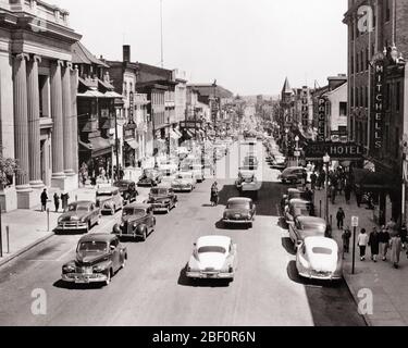 1950S AUTOMOBILI E PEDONI SULLA TRAFFICATA STRADA COMMERCIALE PRINCIPALE A NORRISTOWN PENNSYLVANIA USA - R5137 HAR001 HARS PERSONE NEGOZI PANORAMICI STATI UNITI D'AMERICA AUTOMOBILI MASCHI EDIFICI PEDONI TRASPORTO B&W PARCHEGGIATO NORTH AMERICA SHOPPER CENTRO NORTH AMERICAN SHOPPERS HIGH ANGLE PROPRIETÀ E AUTOS ESTERNO PA ORGOGLIO IN SU OPPORTUNITÀ NEGOZI IMMOBILIARE COMMONWEALTH STRUTTURE AUTOMOBILI KEYSTONE STATO SOSTEGNO VEICOLI EDIFICIO PICCOLO COMMERCIO DI CITTÀ CRESCITA HOMETOWN MONTGOMERY COUNTY PARCHEGGIO METRI NERO E BIANCO IMPRESE HAR001 STRADA PRINCIPALE VECCHIO STILE Foto Stock