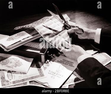 1930S 1940S MANI MASCHIO CON LE FORBICI TAGLIANDI DI TAGLIO CERTIFICATI DI PORTATORE SULLE AZIONI E LEGAME DA UNA BANCA CASSAFORTE - S11276 HAR001 SIMBOLI HARS MEDIO-ETÀ B&W LEGAME MEDIO-VECCHIO UOMO LIBERTÀ OBIETTIVI SUCCESSO SOGNI FELICITÀ ALTA ANGOLO PROTEZIONE BUONI STRATEGIA INTERESSE E PROGRESSO POTENTE UN'OPPORTUNITÀ DI INVESTIRE OCCUPAZIONI STOCK CERTIFICATI CONCETTO DI INVESTIMENTO CONCETTUALE SIMBOLICO CLIPPING CONCETTI CRESCITA MEDIO-ADULTO MEDIO-ADULTO UOMO NERO E BIANCO ETNIA CAUCASICA MANI SOLO HAR001 VECCHIA RAPPRESENTAZIONE TASSO MODA Foto Stock