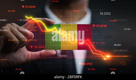 Grafico che cade in giù davanti alla bandiera del Mali. Concetto di crisi Foto Stock