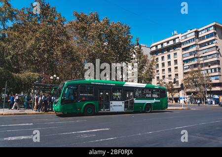 SANTIAGO, CILE - MARZO 2017: Un autobus Transantiago a Santiago Foto Stock