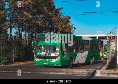 SANTIAGO, CILE - MARZO 2017: Un autobus Transantiago a Santiago Foto Stock
