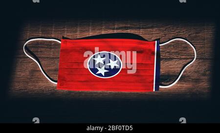 Bandiera del Tennessee. Coronavirus Covid 19 nello Stato degli Stati Uniti. Maschera medica isolato su sfondo nero. Maschere per viso e bocca per la protezione contro i aerea Foto Stock