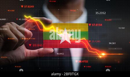 Grafico che cade in giù davanti alla bandiera di Myanmar. Concetto di crisi Foto Stock