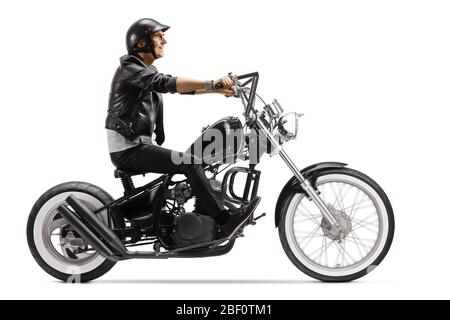 Motociclista anziano che guida una moto chopper e indossa un casco isolato su sfondo bianco Foto Stock
