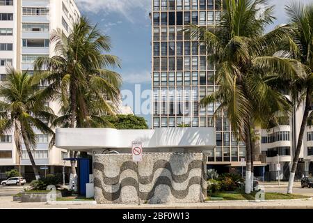 Famoso design portoghese piastrelle sul viale Copacabana incorporato in un muro di BP benzina posto nel mezzo della strada con edificio di appartamenti Foto Stock