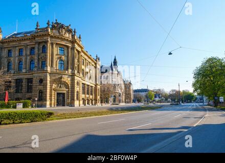 Neue Boerse, strada senza auto, anello della città vecchia su Lenbachplatz, coprifuoco dovuto Corona, Monaco, alta Baviera, Baviera, Germania Foto Stock