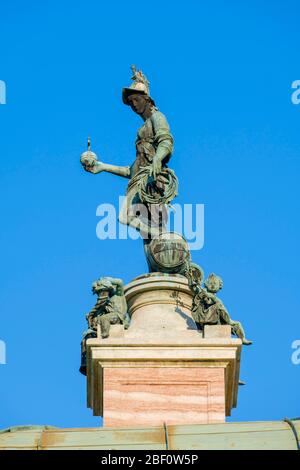 Statua di bronzo di Tellus Bavaria sul tetto del tempio di Diana in Hofgarten, Monaco, alta Baviera, Baviera, Germania Foto Stock