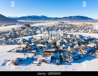 Villaggio Greiling in inverno, Terra Toelzer, catena alpina, terreno alpino, fucilato con droni, alta Baviera, Germania Foto Stock