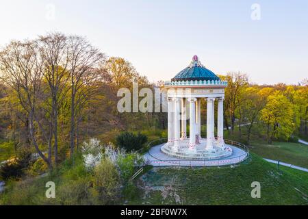 Monopteros con nastri barriera durante il coprifuoco in luce del mattino, Giardino Inglese, Monaco, veduta aerea, alta Baviera, Baviera, Germania Foto Stock