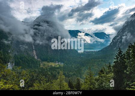 Cascata dello Spratenbach, vista sul Echerntal, Hallstatt e Hallstaetter See, Salzkammergut, Austria superiore, Austria Foto Stock