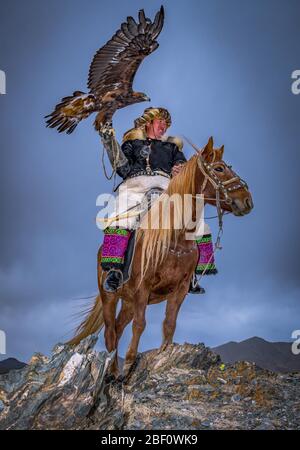 Cacciatore di aquile mongolo, provincia di Bajan-Oelgii, Mongolia Foto Stock