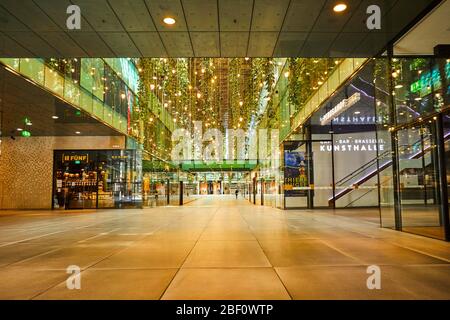 Centro commerciale all'ora di pranzo, abbandonato durante lo spegnimento, Fuenf Hoefe, Città Vecchia, Corona Crisis, Monaco, alta Baviera, Baviera, Germania Foto Stock