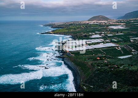 Serre e piantagioni di banane sulla costa di Tenerife dopo sunsett. Paesaggio costiero di Tenerife visto dal punto di vista di Punta del Fraile. Foto Stock