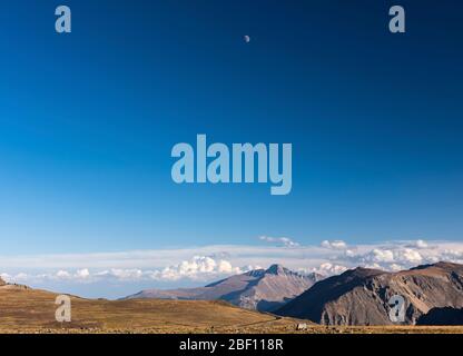 Punto di vista del Trail Ridge del Longs Peak con la luna. Il Longs Peak, alto 14,259 metri, si trova all'interno del Rocky Mountain National Park, Colorado. Foto Stock