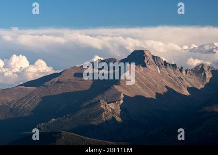 Il Longs Peak, alto 14,259 metri, è il punto più alto del Rocky Mountain National Park, situato nel nord del Colorado. Foto Stock