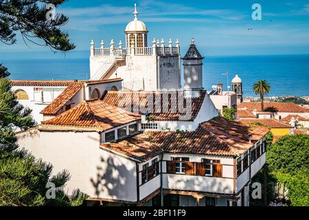 Antica villa coloniale delle Canarie con vista sull'oceano nel centro storico di la Orotava. Foto Stock