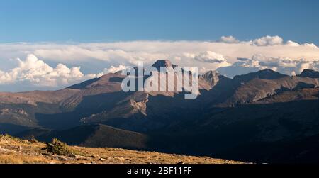 Punto di vista di Trail Ridge del Longs Peak alla luce del tardo pomeriggio. Il Longs Peak, alto 14,259 metri, è il punto più alto del Rocky Mountain National Park di Color Foto Stock