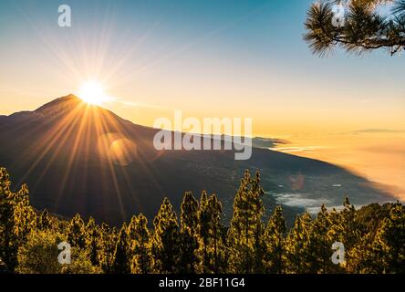 Il sole si fa fiasco dietro il Monte Teide, visto dal punto di vista di Mirador de Chipeque. Tenerife, isole canarie, Spagna. Foto Stock