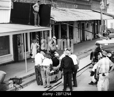 FAYE DUNAWAY come Bonnie Parker e WARREN BEATTY come Clyde Barrow in set location candid con Movie Crew in Venus, Texas filmando BONNIE E CLYDE 1967 regista ARTHUR PENN scrittori David Newman e Robert Benton produttore Warren Beatty Tatira - Hiller Productions / Warner Bros.- Seven Arts Foto Stock