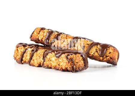 Barrette di cereali con arachidi e cioccolato isolate su sfondo bianco. Foto Stock