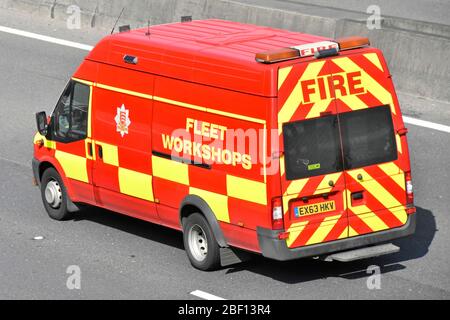 Vista dall'alto dei contrassegni di pericolo posteriori e laterali sul furgone rosso Essex County Fire Service Fleet Workshops Support guidando lungo l'autostrada Essex Inghilterra UK Foto Stock