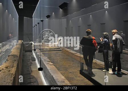 I visitatori possono vedere Londra, il sito archeologico del tempio di Walbrook Roman Mitraeum Mithras, restaurato dalla società Bloomberg City di Londra UK Foto Stock