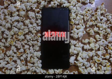 16 aprile 2020. Istanbul / Turchia. Logo Netflix e immagine pop corn sullo schermo dello smartphone Foto Stock