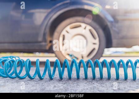 gonfiaggio degli pneumatici della vettura con aria utilizzando un compressore dopo la sostituzione dello pneumatico Foto Stock