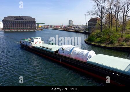 Serbatoio UNITANK farm business per lo stoccaggio e la manipolazione del prodotto dei prodotti di olio minerale, Westhafen, Berlino, Germania Foto Stock