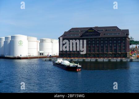 Serbatoio UNITANK farm business per lo stoccaggio e la manipolazione del prodotto dei prodotti di olio minerale, Westhafen, Berlino, Germania Foto Stock