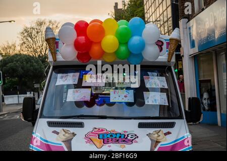 Londra, Regno Unito. 16 Apr 2020. Un venditore di gelati porta il suo van festooned con l'arcobaleno di speranza e messaggi di ringraziamento per il personale dell'ospedale - NHS escono da Chelsea e Westminster e sono accolti da una piccola ma entusiasta folla, tra cui diversi carichi di auto di ufficiali di polizia incontrati - Clap per gli assistenti, Per ringraziare NHS e altri operatori e caregivers chiave. Il blocco continua a Clapham - epidemia di Coronavirus (Covid 19) a Londra. Credit: Guy Bell/Alamy Live News Foto Stock