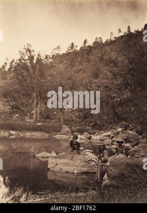 Guarda su Apache Lake Sierra Blanca Range Arizona con due Apache Scout in primo piano. Foto Stock