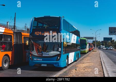 SANTIAGO, CILE - MARZO 2017: Un autobus Transantiago a Santiago Foto Stock