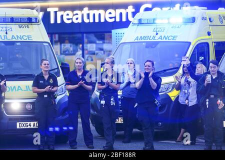 Dudley, West Midlands, Regno Unito. 16 Apr 2020. Al personale infermieristico e del NHS si sono aggiunti servizi pubblici e di emergenza presso l'ospedale Russells Hall di Dudley, West Midlands, per il clap per gli operatori sanitari e i lavoratori di prima linea del NHS. Credit: Peter Lopeman/Alamy Live News Foto Stock