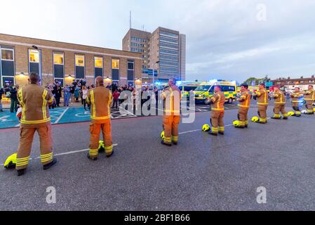 Southend University Hospital, Southend on Sea, Essex, Regno Unito. 16 Apr 2020. Poliziotti, vigili del fuoco, personale di assistenza e servizi sanitari si sono riuniti fuori dall’ingresso del Southend Hospital per unirsi al ‘Clap for Carers’ che si tiene regolarmente alle 20:00 ogni giovedì sera nel Regno Unito per ringraziare l’NHS e i principali lavoratori durante la pandemia del Coronavirus COVID-19. Il personale dell'NHS si è riunito all'esterno per ricevere e unirsi agli applausi Foto Stock