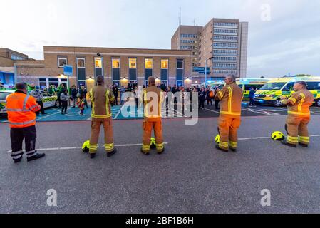 Southend University Hospital, Southend on Sea, Essex, Regno Unito. 16 Apr 2020. Poliziotti, vigili del fuoco, personale di assistenza e servizi sanitari si sono riuniti fuori dall’ingresso del Southend Hospital per unirsi al ‘Clap for Carers’ che si tiene regolarmente alle 20:00 ogni giovedì sera nel Regno Unito per ringraziare l’NHS e i principali lavoratori durante la pandemia del Coronavirus COVID-19. Il personale dell'NHS si è riunito all'esterno per ricevere e unirsi agli applausi Foto Stock