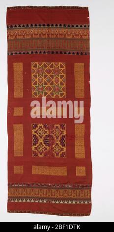 Pannello a tendina. Telone in seta blu scuro, bianco, verde e giallo su un terreno rosso opaco. Foto Stock