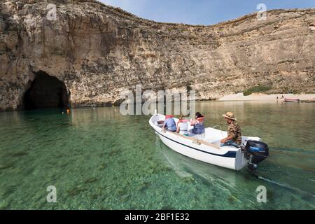 Partenza della barca turistica presso la finestra Azzurra, Gozo Foto Stock